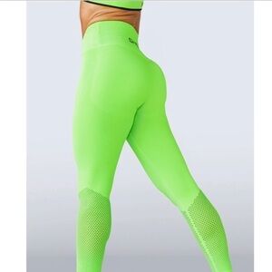 ✨NWT! SHEFIT Seamless Leggings in Neon Green, size Luxe (L).